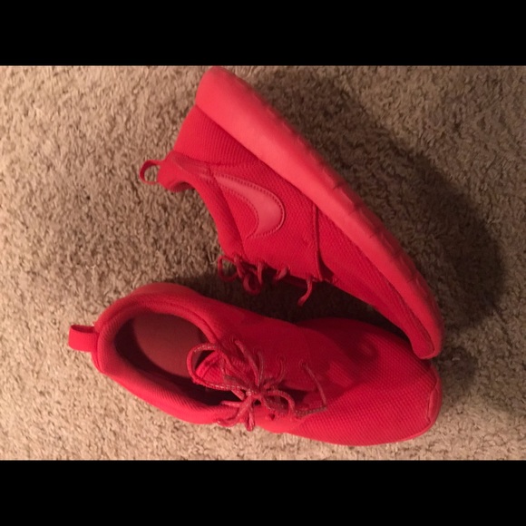 Red Nike roshe runs women’s 8 great condition - Picture 4 of 5